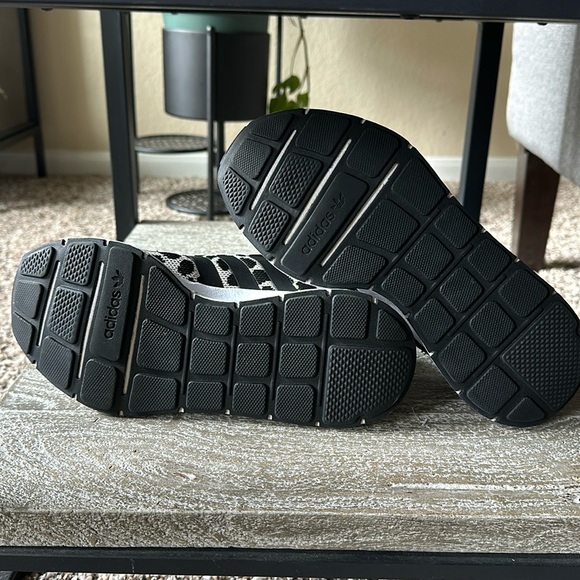 Adidas Womens swift run shoes size 7. Leopard - Picture 2 of 4